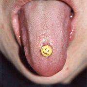 langue avec bijoux